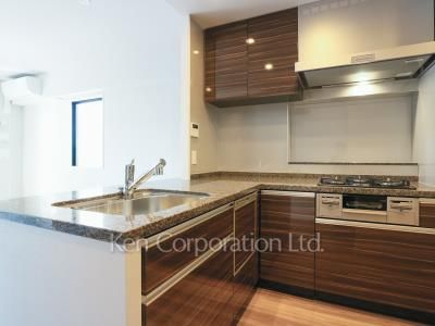 Kitchen ※Photo of the same layout on 10 floor. Decoration and fixture may differ.
