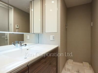 Powder Room ※Photo of the same layout on 10 floor. Decoration and fixture may differ.