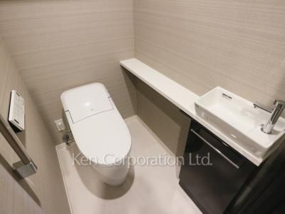 Lavatory ※Photo of the same layout on 10 floor. Decoration and fixture may differ.