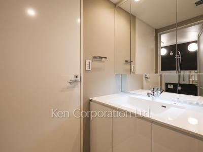 Powder Room ※Photo of the same layout on 23 floor. Decoration and fixture may differ.