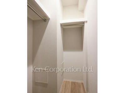 Walk-In Closet ※Photo of the same layout on 10 floor. Decoration and fixture may differ.