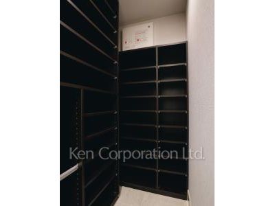 Shoes-In Closet ※Photo of the same layout on 10 floor. Decoration and fixture may differ.