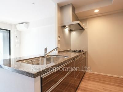 Kitchen ※Photo of the same layout on 10 floor. Decoration and fixture may differ.