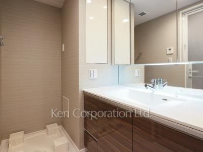 Powder Room ※Photo of the same layout on 10 floor. Decoration and fixture may differ.