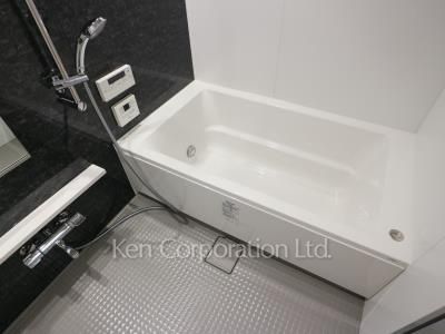 Bath ※Photo of the same layout on 10 floor. Decoration and fixture may differ.