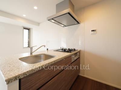 Kitchen ※Photo of the same layout on 10 floor. Decoration and fixture may differ.