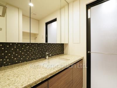 Powder Room ※Photo of the same layout on 10 floor. Decoration and fixture may differ.