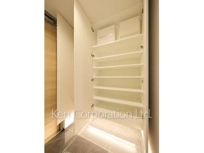 Shoes Closet ※Photo of the same layout on 5 floor. Decoration and fixture may differ.