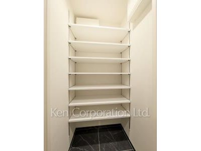 Shoes-In Closet ※Photo of the same layout on 5 floor. Decoration and fixture may differ.