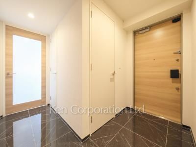 Entrance ※Photo of the same layout on 5 floor. Decoration and fixture may differ.