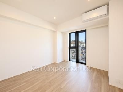 Master Bedroom ※Photo of the same layout on 5 floor. Decoration and fixture may differ.
