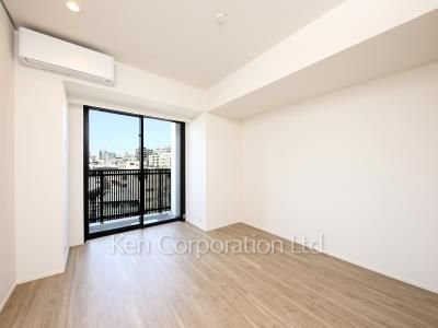 Master Bedroom ※Photo of the same layout on 5 floor. Decoration and fixture may differ.
