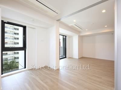 Master Bedroom ※Photo of the same layout on 5 floor. Decoration and fixture may differ.