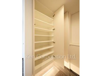 Shoes Closet ※Photo of the same layout on 9 floor. Decoration and fixture may differ.