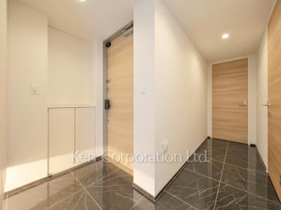 Entrance ※Photo of the same layout on 9 floor. Decoration and fixture may differ.