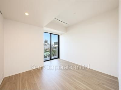 Master Bedroom ※Photo of the same layout on 9 floor. Decoration and fixture may differ.