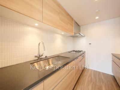 Kitchen ※Photo of the same layout on 9 floor. Decoration and fixture may differ.
