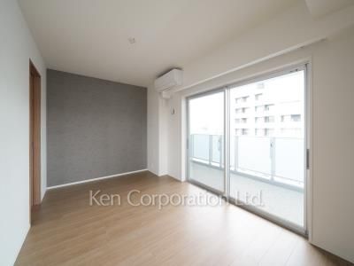 Master Bedroom ※Photo of the same layout on 11 floor. Decoration and fixture may differ.