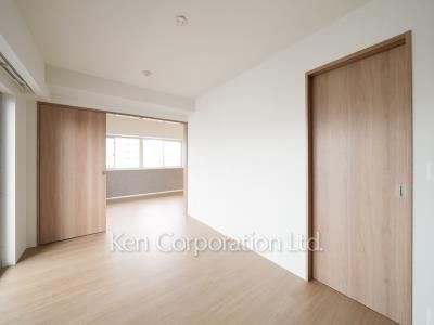 Master Bedroom ※Photo of the same layout on 11 floor. Decoration and fixture may differ.