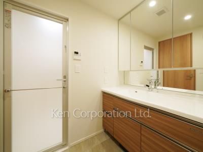 Powder Room ※Photo of the same layout on 11 floor. Decoration and fixture may differ.