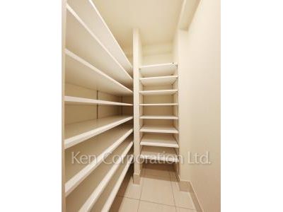 Shoes-In Closet ※Photo of the same layout on 9 floor. Decoration and fixture may differ.