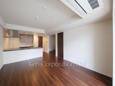 Living-Dining ※Photo of the same layout on 9 floor. Decoration and fixture may differ.