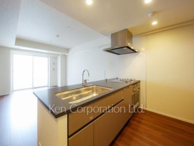 Kitchen ※Photo of the same layout on 9 floor. Decoration and fixture may differ.