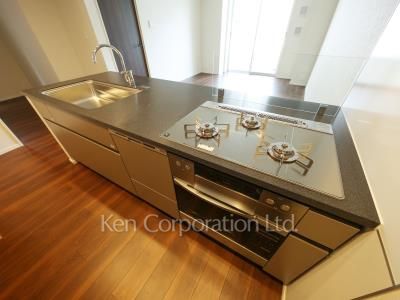 Kitchen ※Photo of the same layout on 9 floor. Decoration and fixture may differ.