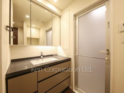 Powder Room ※Photo of the same layout on 9 floor. Decoration and fixture may differ.