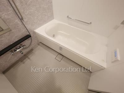 Bath ※Photo of the same layout on 9 floor. Decoration and fixture may differ.