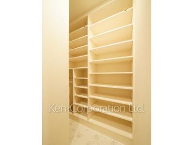 Shoes-In Closet ※Photo of the same layout on 13 floor. Decoration and fixture may differ.