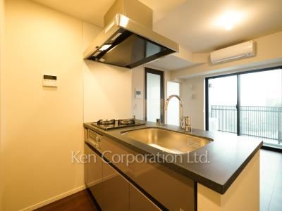 Kitchen ※Photo of the same layout on 13 floor. Decoration and fixture may differ.