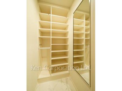 Shoes-In Closet ※Photo of the same layout on 15 floor. Decoration and fixture may differ.