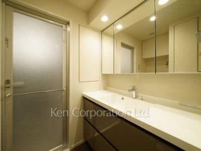 Powder Room ※Photo of the same layout on 15 floor. Decoration and fixture may differ.