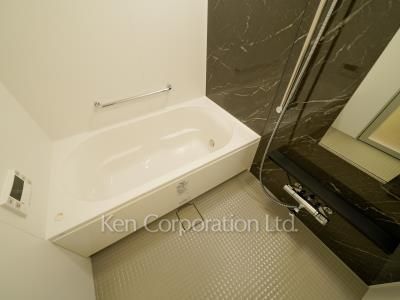 Bath ※Photo of the same layout on 15 floor. Decoration and fixture may differ.