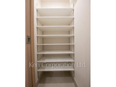 Shoes-In Closet ※Photo of the same layout on 6 floor. Decoration and fixture may differ.