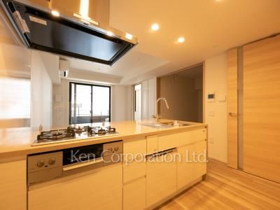 Kitchen ※Photo of the same layout on 6 floor. Decoration and fixture may differ.