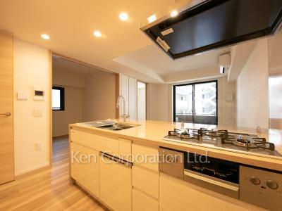 Kitchen ※Photo of the same layout on 6 floor. Decoration and fixture may differ.