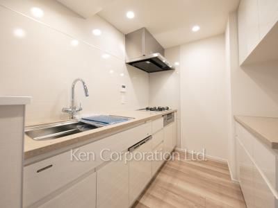 Kitchen ※Photo of the same layout on 6 floor. Decoration and fixture may differ.