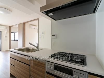 Kitchen ※Photo of the same layout on 7 floor. Decoration and fixture may differ.