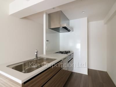 Kitchen ※Photo of the same layout on 7 floor. Decoration and fixture may differ.