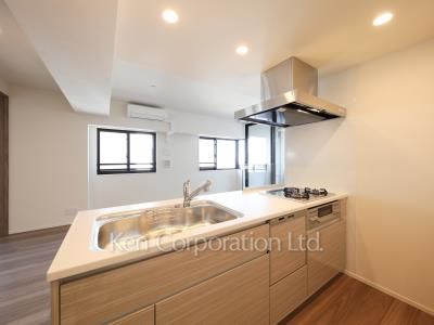 Kitchen ※Photo of the same layout on 5 floor. Decoration and fixture may differ.