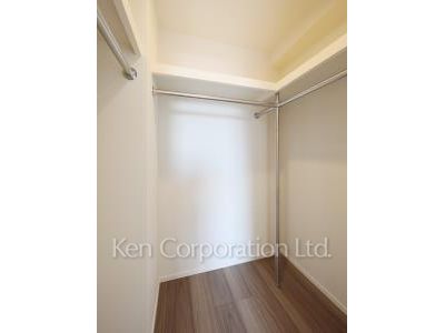 Walk-In Closet ※Photo of the same layout on 5 floor. Decoration and fixture may differ.
