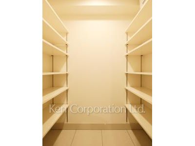 Shoes-In Closet ※Photo of the same layout on 5 floor. Decoration and fixture may differ.
