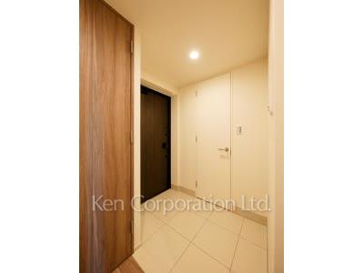 Entrance ※Photo of the same layout on 5 floor. Decoration and fixture may differ.
