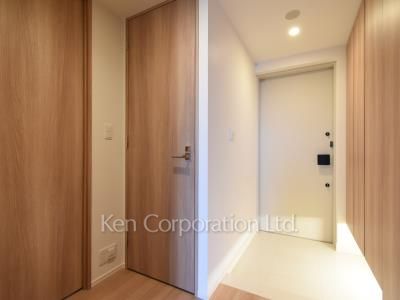 Entrance ※Photo of the same layout on 14 floor. Decoration and fixture may differ.