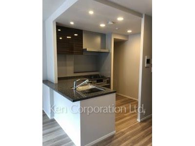 Kitchen ※Photo of the same layout on 9 floor. Decoration and fixture may differ.