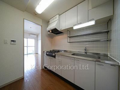 Kitchen ※Photo of the same layout on 15 floor. Decoration and fixture may differ.