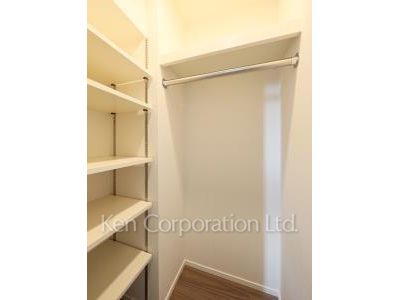 Walk-In Closet ※Photo of the same layout on 5 floor. Decoration and fixture may differ.