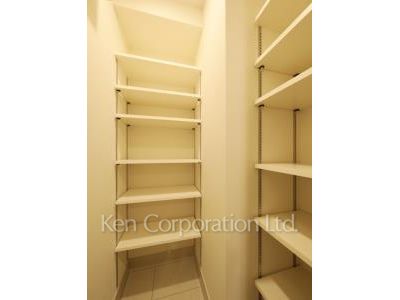 Shoes-In Closet ※Photo of the same layout on 5 floor. Decoration and fixture may differ.